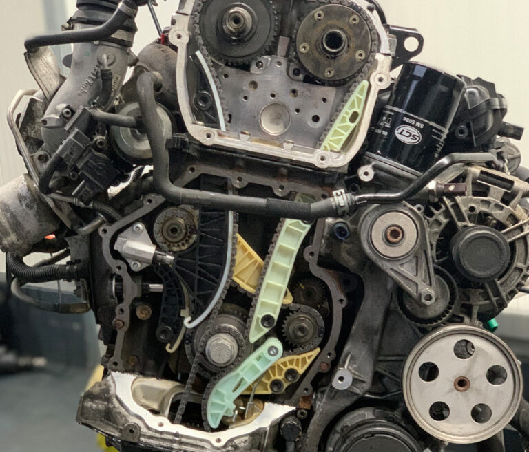 Frontansicht auf ausgebauten Motor